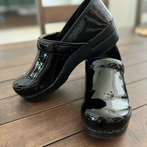 Dansko clogs “Oil Slick” black multi color sz 41